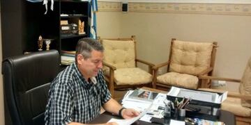 Intendente acusado de atrincherarse en su oficina