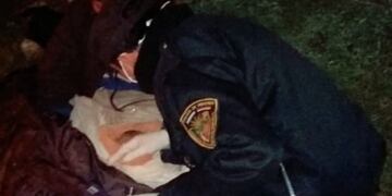 Los uniformados ayudaron a la madre mediante primeros auxilios\u002E