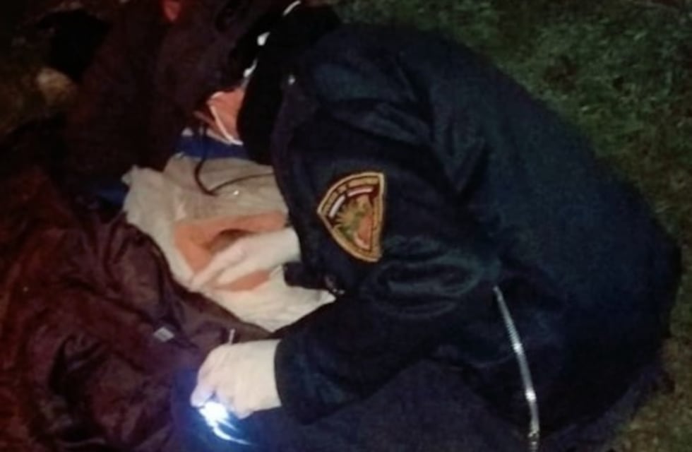 Una joven a dio a luz en plena vía publica con ayuda de policías