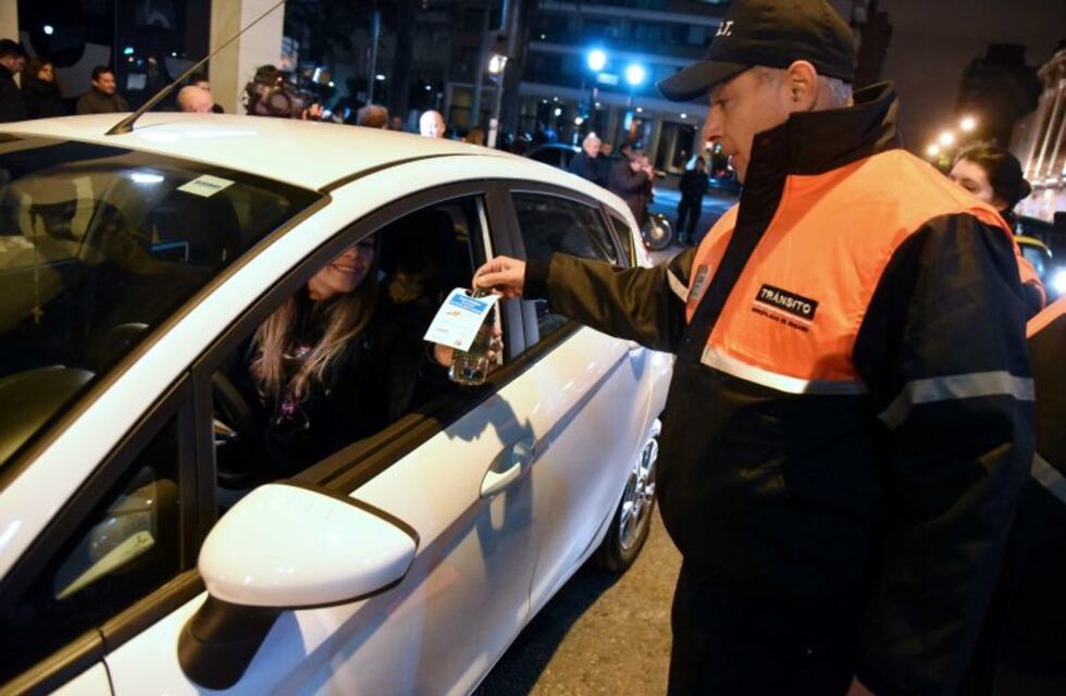 Motociclista arrastró a un agente de tránsito 20 metros, en su intento por eludir un control