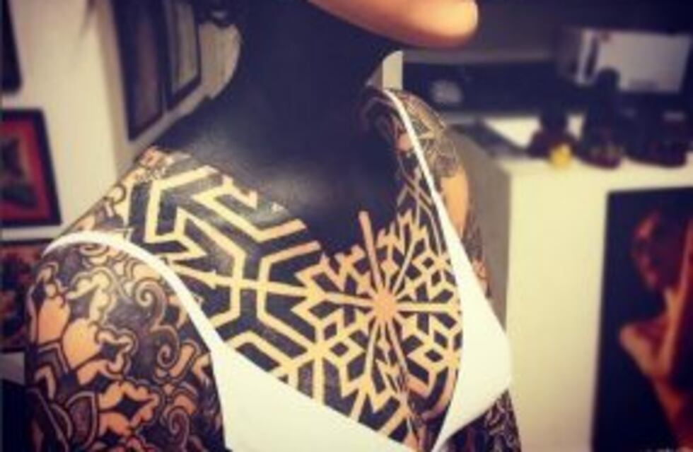 Cande Tinelli mostró en Instagram que se tatuó todo el cuello de negro
