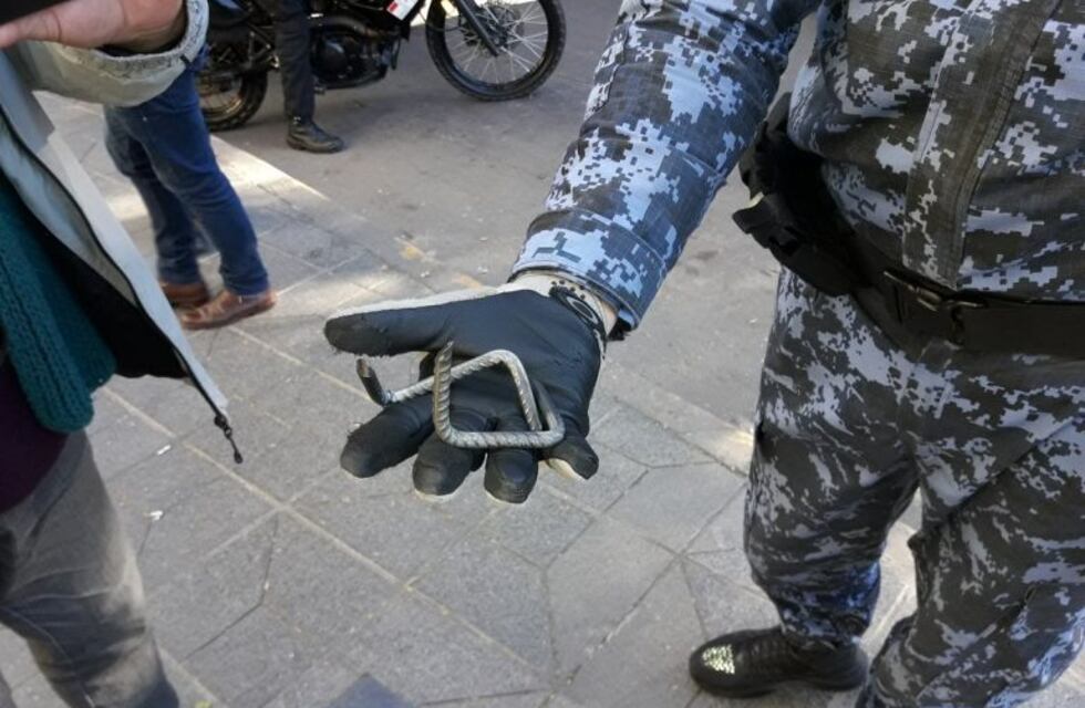 Cuatro choferes detenidos: tenían porros y clavos "Miguelito"