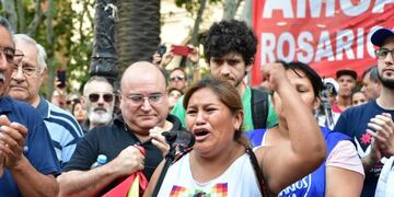 El final de la manifestación contó con varios discursos de dirigentes\u002E (@marinamagnaniok)