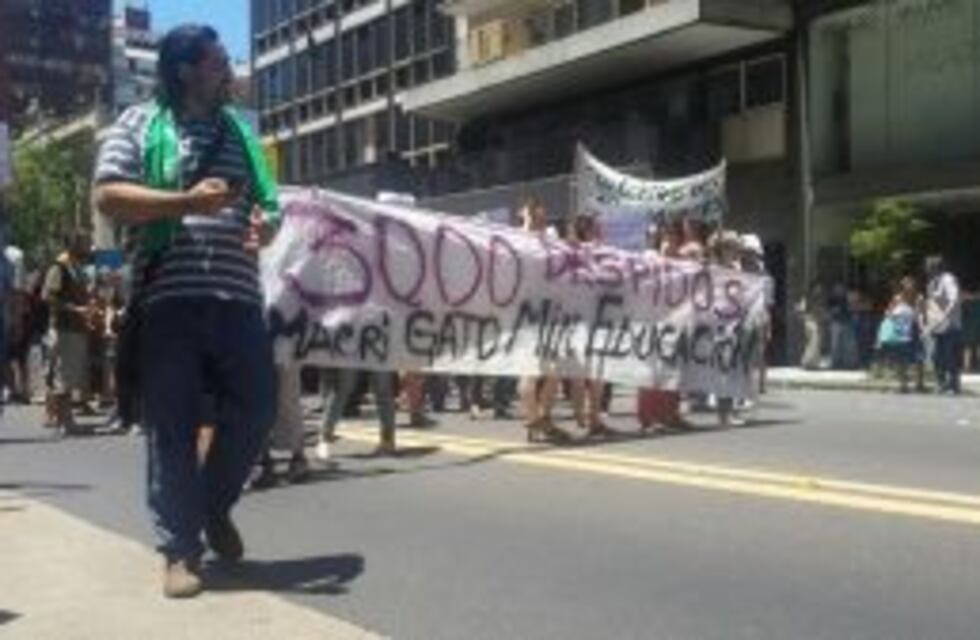 Tomaron un edificio del ministerio de Educación para denunciar que hubo 400 despidos