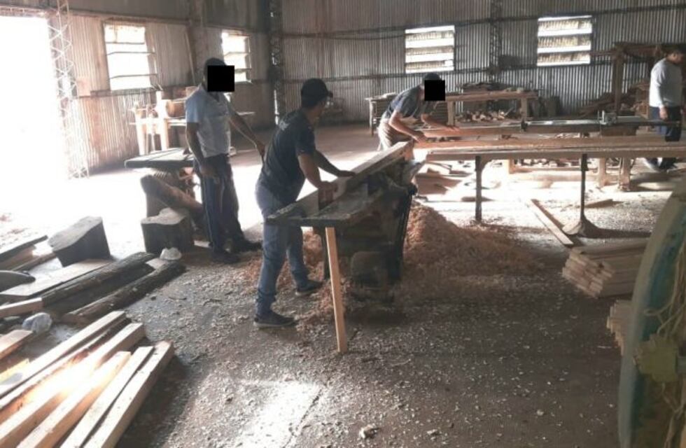 Internos de Loreto fabrican camas para equipar un lugar de aislamiento