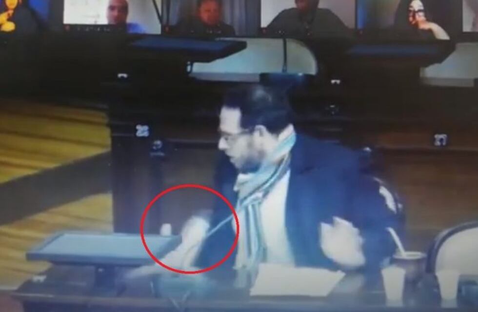 Se cayó el termo de Ilardo: "Lo nombrás y pasan cosas" dijo al mencionar a Cornejo