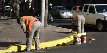 Continúan pintando los cordones de las calles del microcentro posadeño\u002E