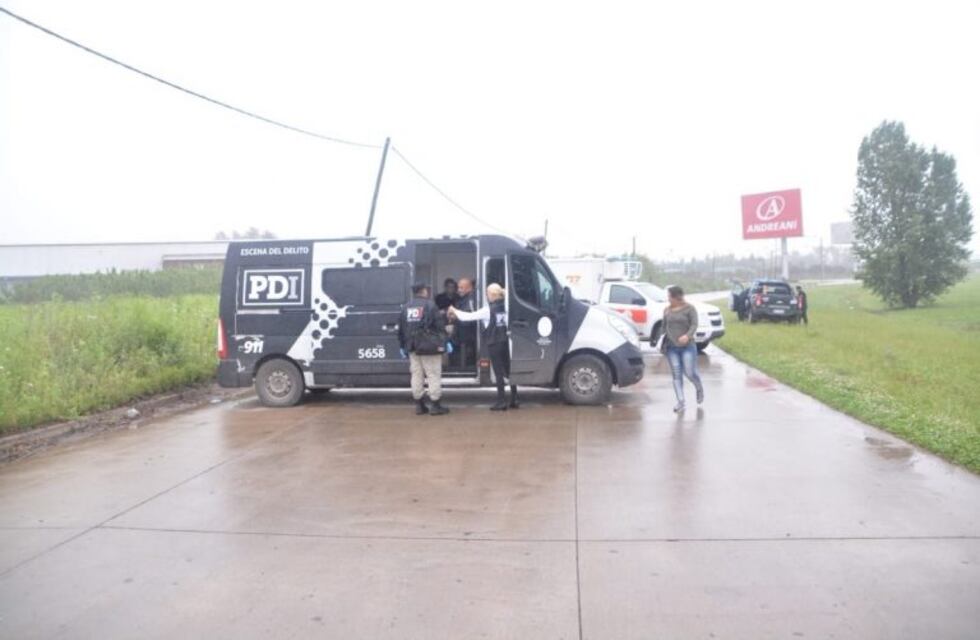 Sangre bajo la lluvia y un mensaje mafioso a la vera de la autopista a Buenos Aires