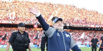 Salida de Maradona al Coloso Marcelo Bielsa (@CANOBoficial)
