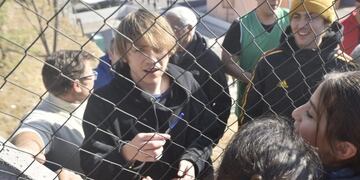 Paulo Londra en la Terminal de Ómnibus de Córdoba y grabando un video para una empresa láctea\u002E Se acercó a saludar a sus fans\u002E