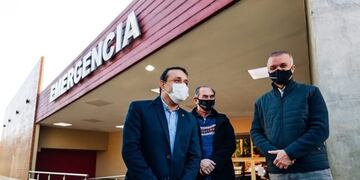 El gobernador Oscar Herrera Ahuad junto al vice Carlos Arce y el intendente Leonardo Stelatto frente al Hospital Favaloro de Posadas\u002E