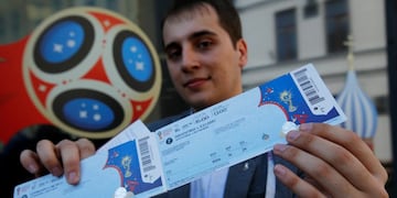 A man shows a match ticket during the opening day of FIFA ticket sales points in 2018 FIFA World Cup host cities, in Moscow, Russia May 1, 2018\u002E REUTERS/Sergei Karpukhin Moscu Rusia cola para comprar entradas partidos futbol gente haciendo cola para los partidos del mundial 2018