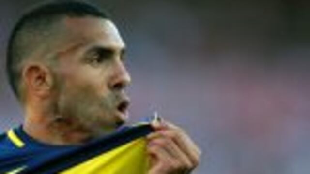 Boca Juniors' forward Carlos Tevez celebrates after scoring the team's second goal against River Plate during their Argentina First Division football match at El Monumental stadium, in Buenos Aires, on December 11, 2016.nBoca won by 4-2. / AFP PHOTO / ALE