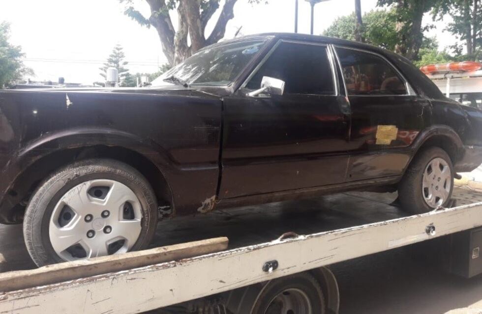 Como les llevaban los autos al corralón, respondieron con botellazos y terminaron presos