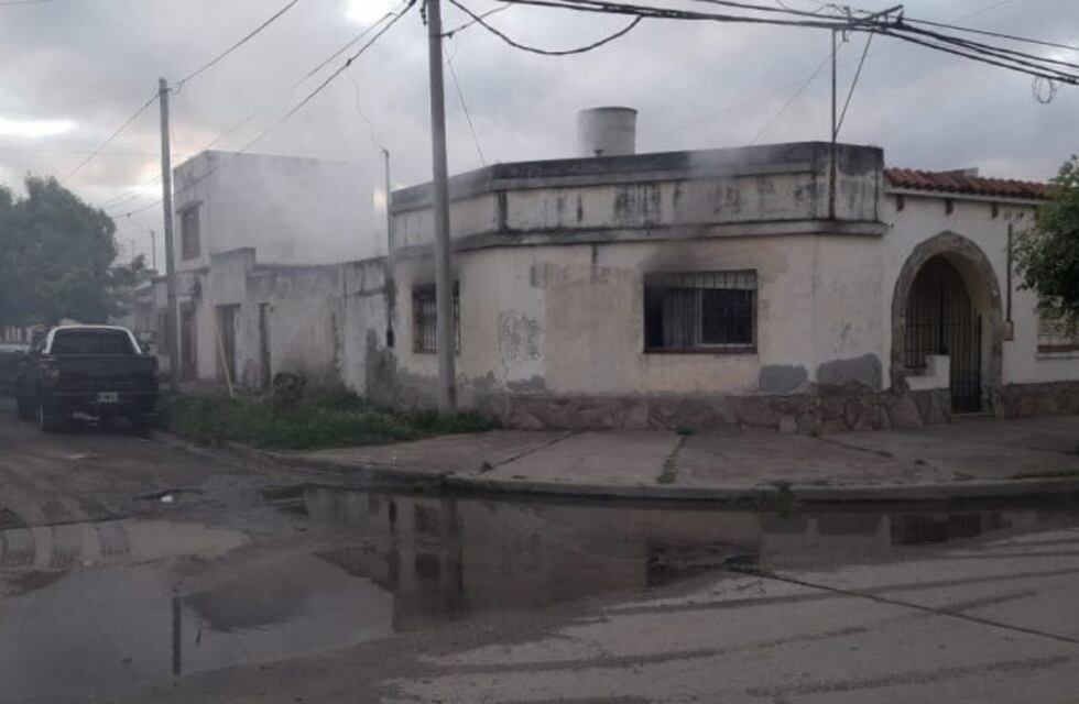 Una pareja sufrió quemaduras al incendiarse su vivienda en Punta Alta