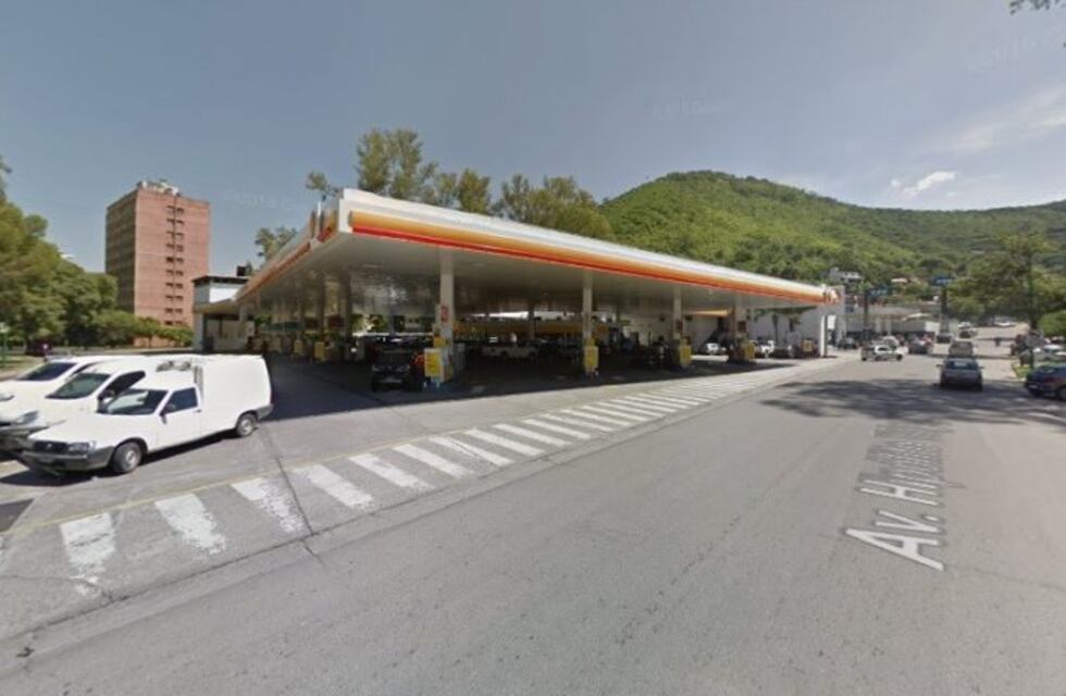 Se enteró de que su ex tenía novio, lo esperó en una estación de servicio y lo atacó a machetazos