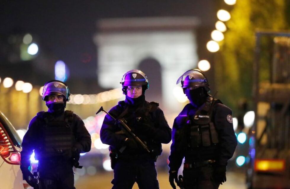 Un vehículo arrolló a una patrulla antiterrorista en Francia