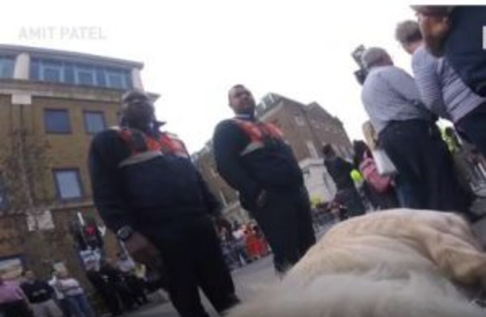 Un hombre ciego grabó los abusos que sufre una persona no vidente en la calle