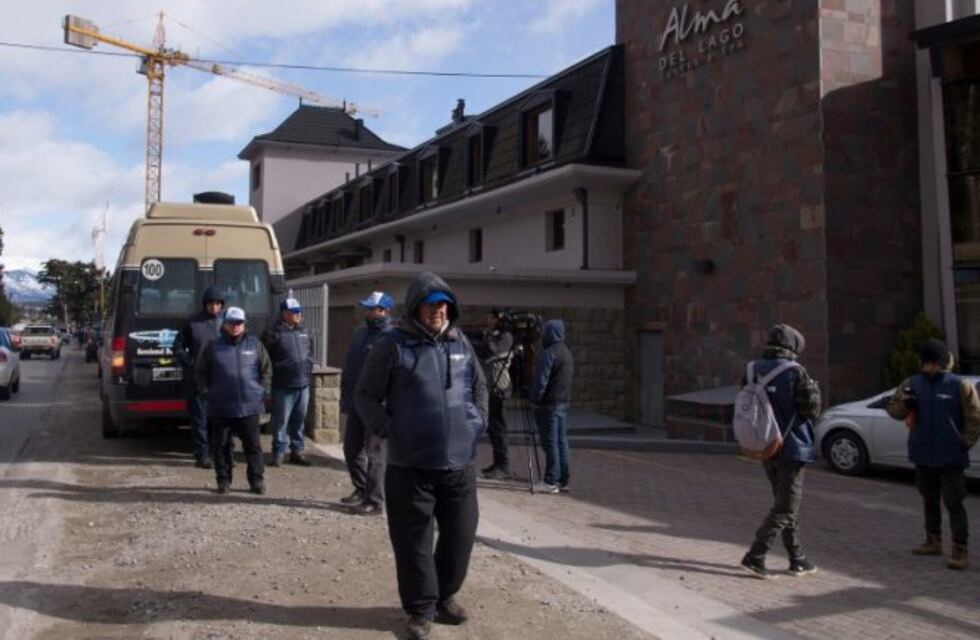 Protesta de gastronómicos frente a un hotel de cinco estrellas