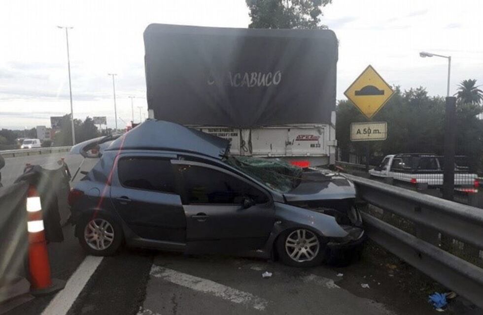Accidente trágico en Morón: un policía murió al chocar contra un camión