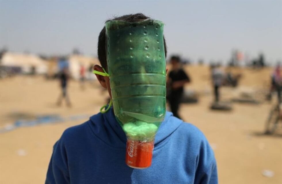 Los palestinos y sus máscaras caseras para contrarrestar los gases