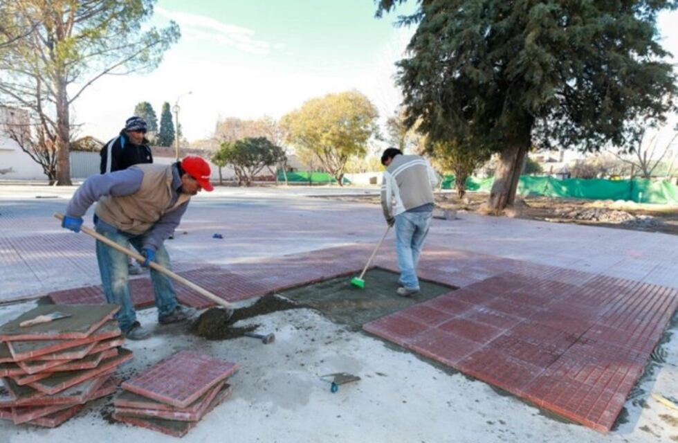 Trabajan en la remodelación de la plaza central en Rama Caída