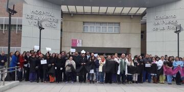 Médicos realizaron abrazo simbólico a la espera del paro de mañana