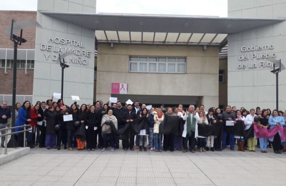 Médicos realizaron abrazo simbólico a la espera del paro de mañana