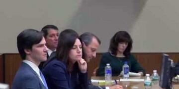 La mujer junto a su hijo en el juzgado\u002E