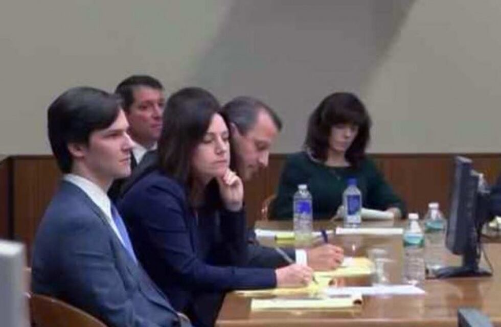 Una mujer mató a su esposo con la ayuda de su hijo y le arrojó ácido en el rostro