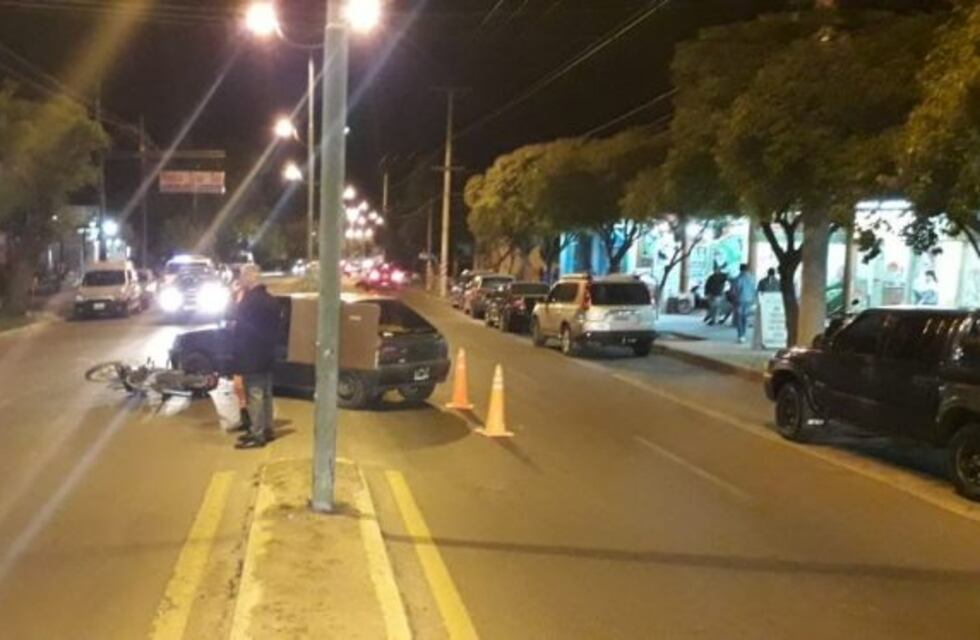 Por doblar en contramano choco a una moto