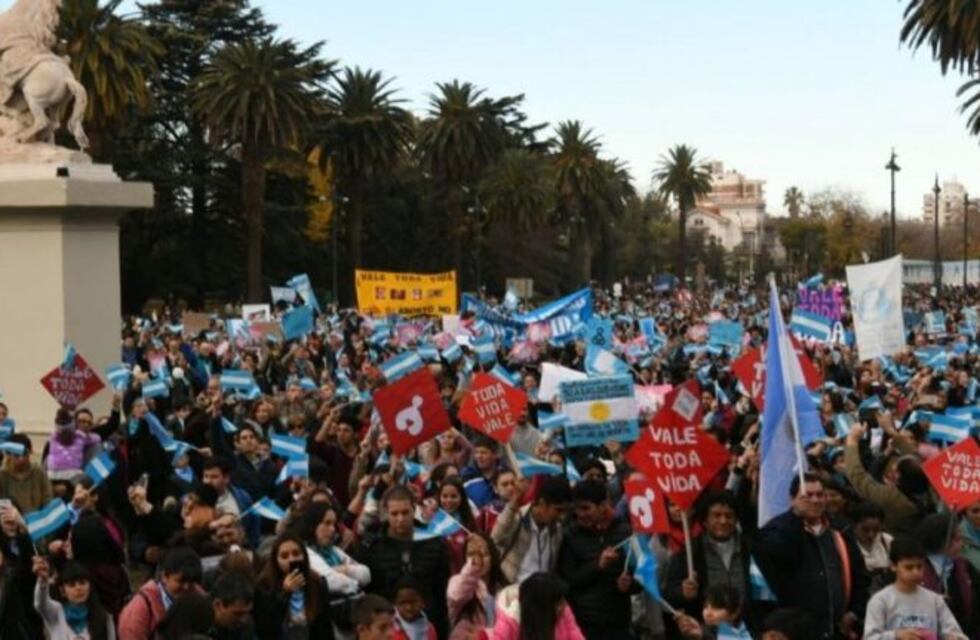 Multitudinaria marcha en contra de la despenalización del aborto en Mendoza