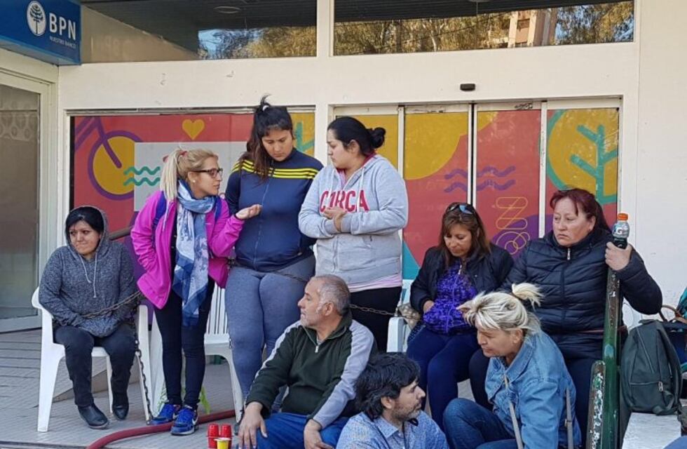 Urgente: "Va a morir una de nosotras pero las demás tendrán trabajo", dijo una de las mujeres encadenadas