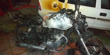 Motocicleta quemada en Juarez Celman (Policia)