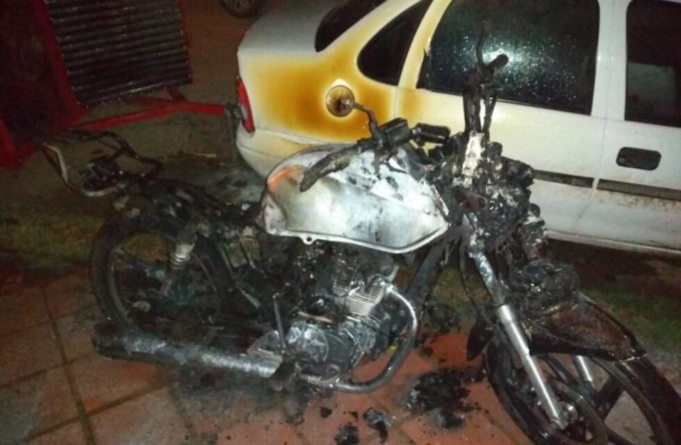 Juarez Celman: le prendieron fuego la motocicleta
