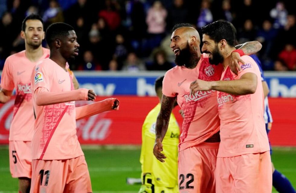 Barcelona superó 2-0 al Alavés y acaricia el título en España