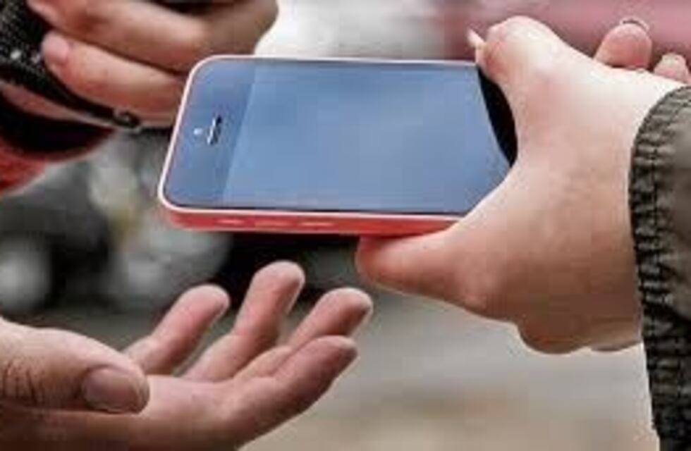 Delincuentes armados lo asaltaron en la calle y le robaron el celular