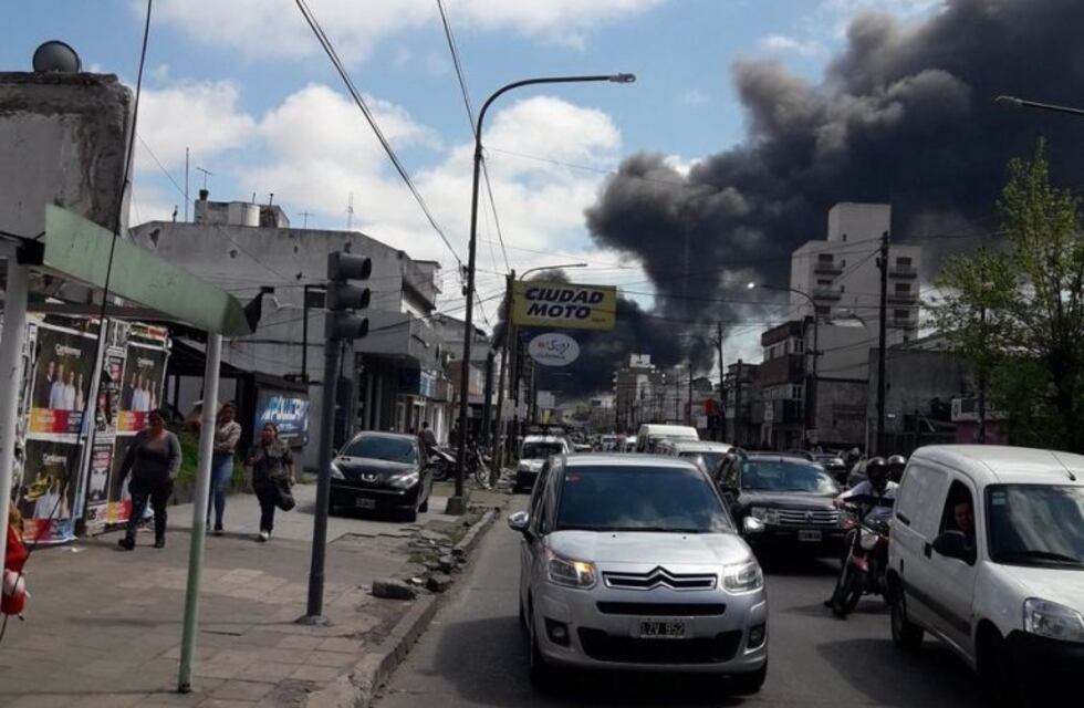 Un impresionante incendio cubre de humo a la ciudad de Quilmes