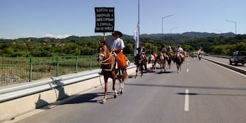 Gauchos jujeños en marcha homenaje a Jorge Cafrune