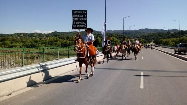 Gauchos jujeños en marcha homenaje a Jorge Cafrune