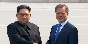 El presidente de Corea del Sur, Moon Jae-in, y el líder de Corea del Norte, Kim Jong-un, iniciaron hoy la trascendental cumbre que generó expectativas sobre la pacificación de la península, (AP)