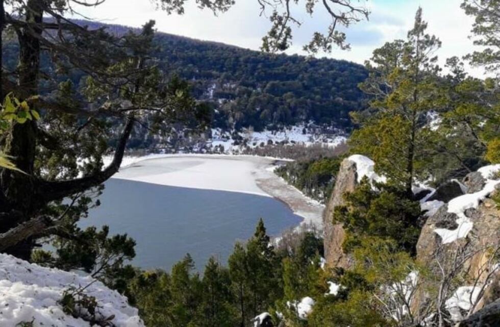 Jugar con la vida: tres hombres se filmaron trotando en una laguna congelada
