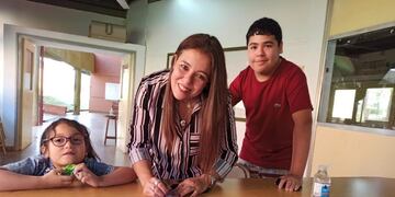 Una graduada de la UNaM recibe en su casa el título que le llevaron autoridades de la universidad al interior de Misiones debido a la cuarentena\u002E