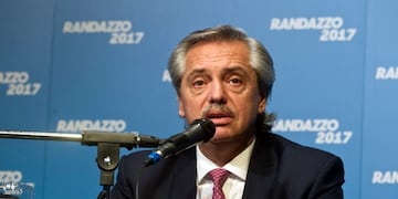 DYN208, BUENOS AIRES 15/05/2017, EL EX MINISTRO ALBERTO FERNANDEZ ESTA MAÑANA EN EL CENTRO CULTURAL SANIDAD DURANTE LA PRESENTACION DE LOS AVALES PARA COMPETIR EN LAS PASO DEL PJ DEL EX MINISTRO DE INTERIOR Y TRANSPORTE, FLORENCIO RANDAZZO\u002E FOTO: DYN/ALBERTO RAGGIO\u002E ciudad de buenos aires alberto fernandez elecciones legislativas 2017 presentacion de los avales para las internas del partido justicialista