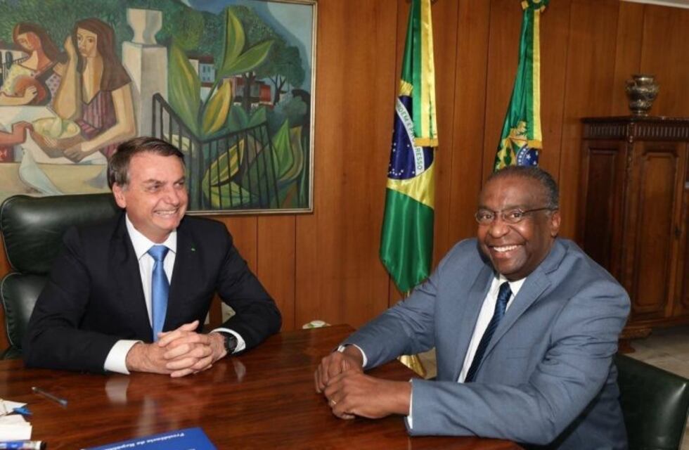 Renuncia ministro de Bolsonaro por mentir sobre un doctorado en la UNR