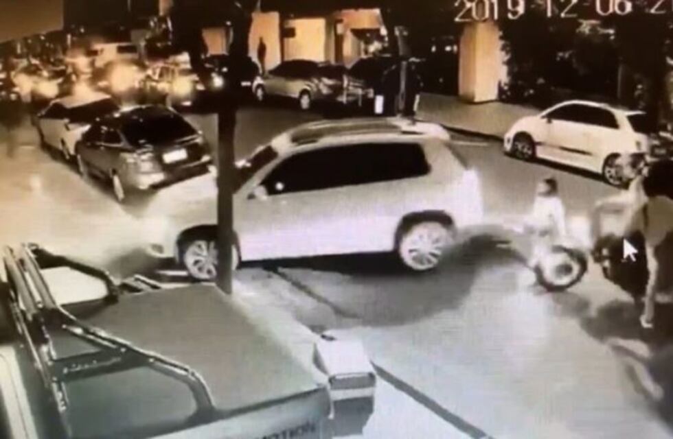 Video: un hombre atropelló a un delincuente que intentaba asaltar a su vecino