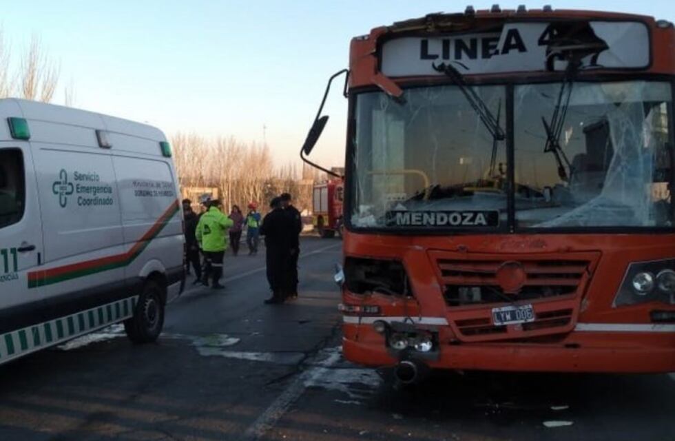 Chocaron un camión y un micro en el Acceso Sur