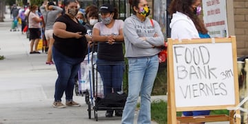 Residentes de Santa Ana, California, hacen fila para recibir alimentos en Estados Unidos\u002E (Foto: Eugene García/EFE/EPA)