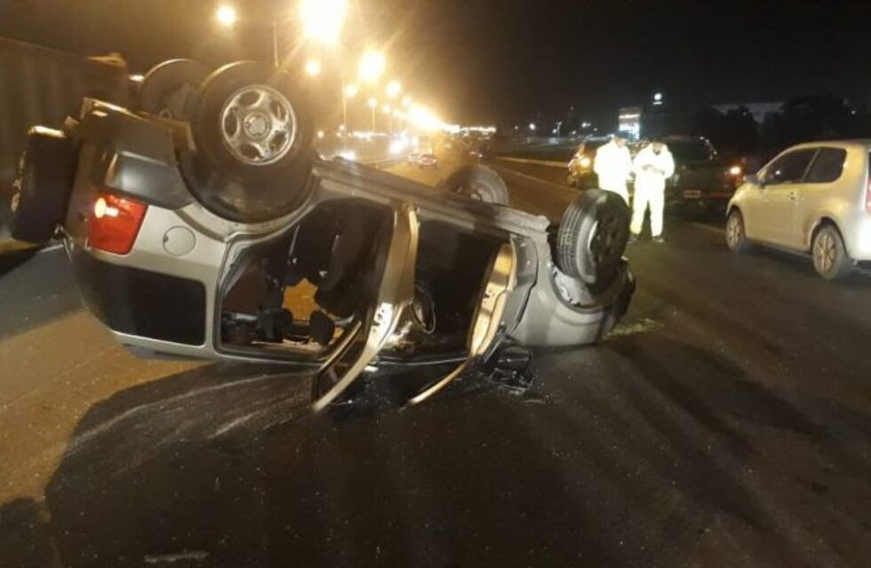 Una familia volcó después de chocar con un camión sobre Circunvalación