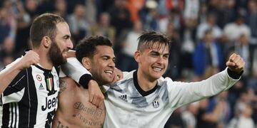 Juventus' players Gonzalo Higuain (L), Dani Alves and Paulo Dybala (R) celebrates the victory at the end of the UEFA Champions League semifinal second leg soccer match Juventus FC vs AS Monaco at the Juventus Stadium in Turin, Italy, 09 May 2017.nANSA/ANDREA DI MARCO